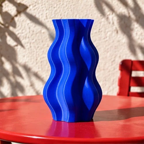 Vase bleu ondulé imprimé en 3D