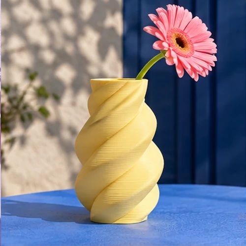 Vase jaune et fleur rose